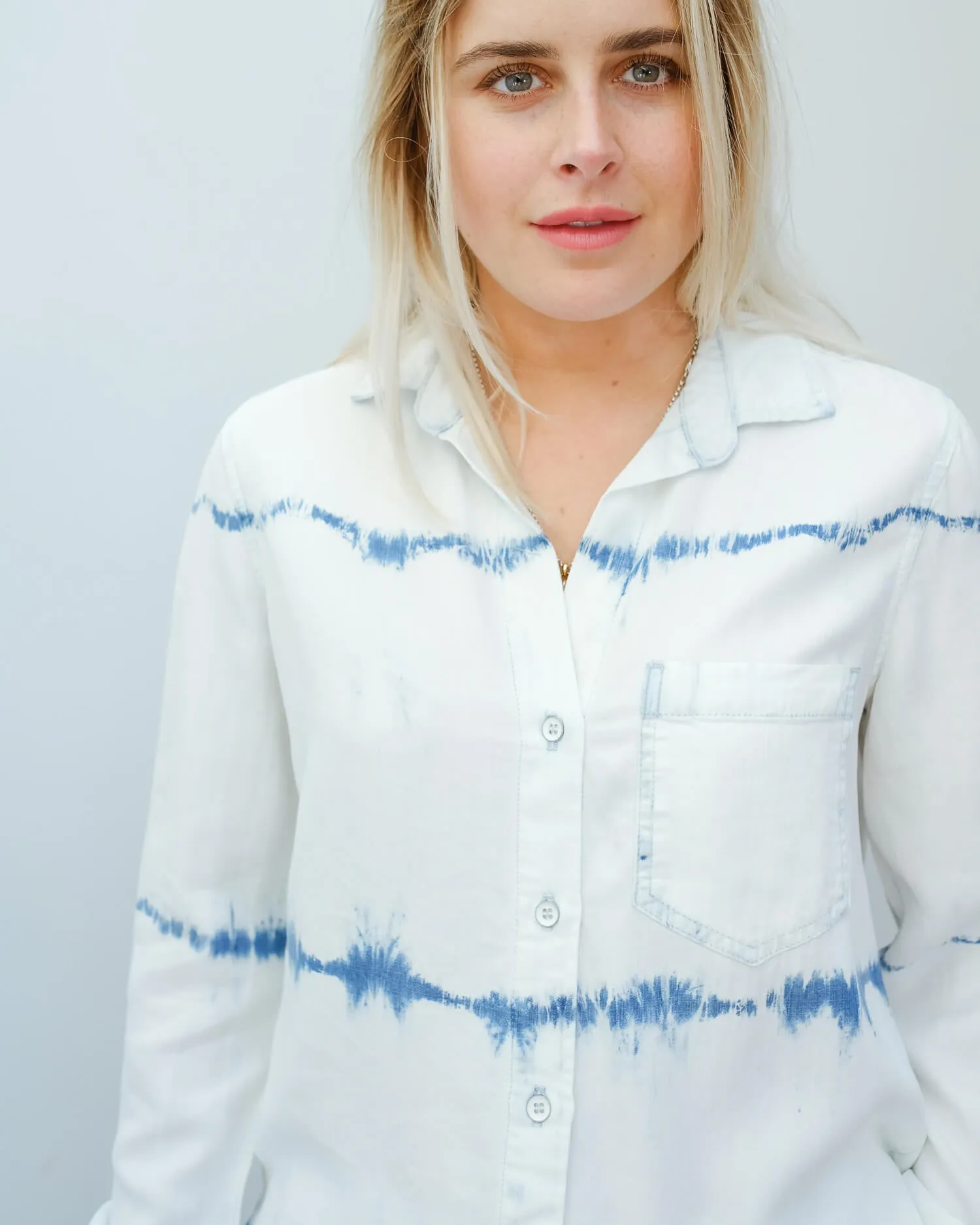 BD 2194 Frayed hem shirt in indigo white out